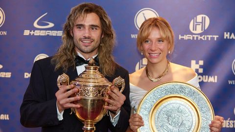 Vor allem Toby Sebastian sieht dem echten Andre Agassi extrem ähnlich. Doch auch Lena Klenke kommt Steffi Graf optisch sehr na