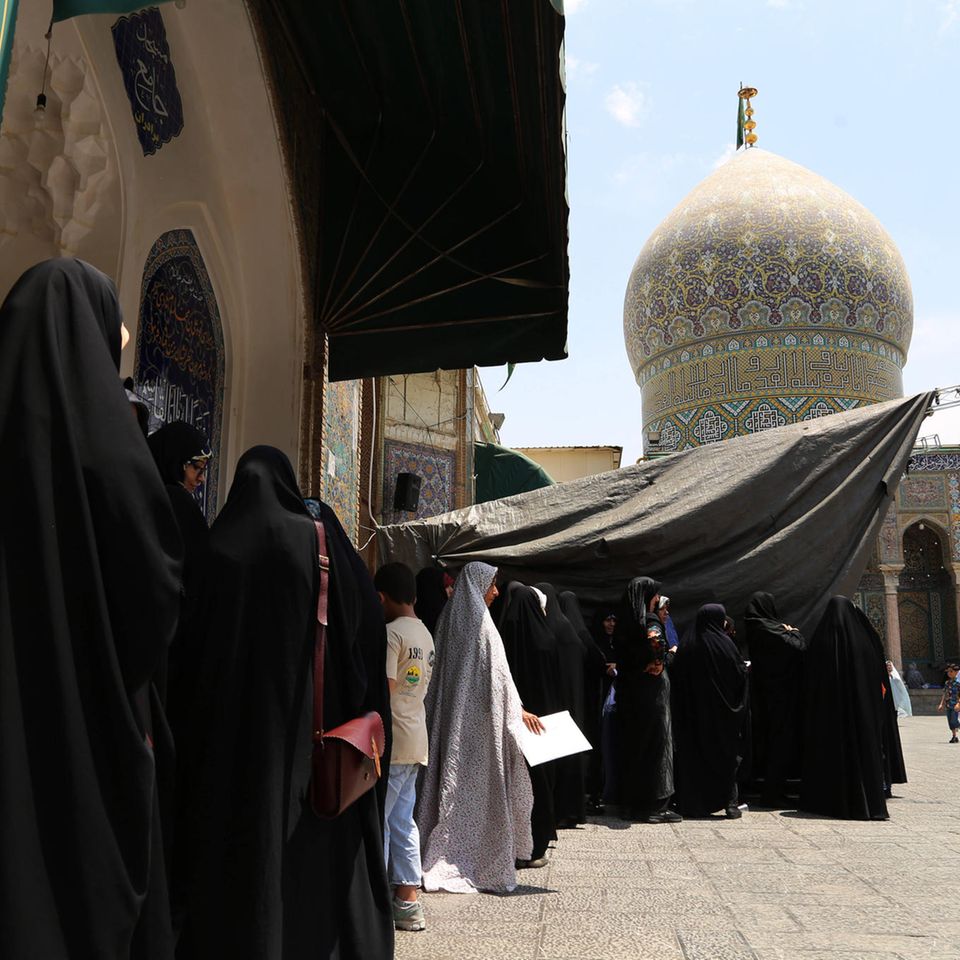 Verschleierte Frauen stehen in der Wahlschlange
