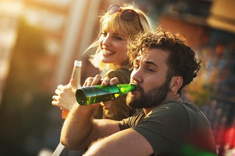 Mann und Frau mit wohl alkoholhaltigen Drinks
