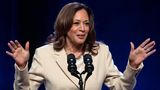 Sie wäre wohl die naheliegendste Wahl: US-Vizepräsidentin Kamala Harris. Sollte Joe Biden jetzt zurücktreten, würde Harris automatisch Präsidentin werden. Doch die 59-Jährige hat es während der ersten Amtszeit versäumt, ihr Profil zu schärfen. Im Gegenteil. Zuletzt machten Negativschlagzeilen die Runde, als ihr reihenweise Mitarbeiterinnen und Mitarbeiter abhanden kamen. Und ihre Umfragewerte untertreffen sogar noch die ihres Chefs. Nach Bidens TV-Duell stärkte sie ihm den Rücken, gestand jedoch ein, dass er einen "holprigen Start" gehabt habe.   Ihr Plus: Harris wäre die erste Präsidentin in der Geschichte der Vereinigten Staaten. Als schwarze Frau mit südostasiatischen Wurzeln dürfte sie insbesondere jüngere und diverse Wählergruppen ansprechen. Zudem setzt sie sich stark für den Schutz des Abtreibungsrechts ein.
