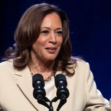 Sie wäre wohl die naheliegendste Wahl: US-Vizepräsidentin Kamala Harris. Sollte Joe Biden jetzt zurücktreten, würde Harris automatisch Präsidentin werden. Doch die 59-Jährige hat es während der ersten Amtszeit versäumt, ihr Profil zu schärfen. Im Gegenteil. Zuletzt machten Negativschlagzeilen die Runde, als ihr reihenweise Mitarbeiterinnen und Mitarbeiter abhanden kamen. Und ihre Umfragewerte untertreffen sogar noch die ihres Chefs. Nach Bidens TV-Duell stärkte sie ihm den Rücken, gestand jedoch ein, dass er einen "holprigen Start" gehabt habe.   Ihr Plus: Harris wäre die erste Präsidentin in der Geschichte der Vereinigten Staaten. Als schwarze Frau mit südostasiatischen Wurzeln dürfte sie insbesondere jüngere und diverse Wählergruppen ansprechen. Zudem setzt sie sich stark für den Schutz des Abtreibungsrechts ein.