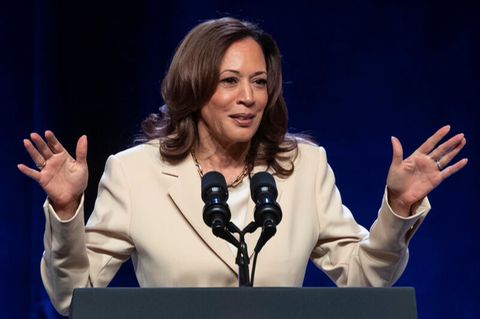 Sie wäre wohl die naheliegendste Wahl: US-Vizepräsidentin Kamala Harris. Sollte Joe Biden jetzt zurücktreten, würde Harris automatisch Präsidentin werden. Doch die 59-Jährige hat es während der ersten Amtszeit versäumt, ihr Profil zu schärfen. Im Gegenteil. Zuletzt machten Negativschlagzeilen die Runde, als ihr reihenweise Mitarbeiterinnen und Mitarbeiter abhanden kamen. Und ihre Umfragewerte untertreffen sogar noch die ihres Chefs. Nach Bidens TV-Duell stärkte sie ihm den Rücken, gestand jedoch ein, dass er einen "holprigen Start" gehabt habe.   Ihr Plus: Harris wäre die erste Präsidentin in der Geschichte der Vereinigten Staaten. Als schwarze Frau mit südostasiatischen Wurzeln dürfte sie insbesondere jüngere und diverse Wählergruppen ansprechen. Zudem setzt sie sich stark für den Schutz des Abtreibungsrechts ein.