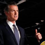 Sein Name ist bereits für die Wahlen 2028 im Gespräch, warum also nicht vier Jahre früher: Kaliforniens Gouverneur Gavin Newsom hat sich in den letzten Jahren mehrfach profiliert und ein breites Netzwerk an Unterstützern und Spendern aufgebaut. Bei den Midterms 2022 verteidigte er seinen Gouverneursposten souverän. Erst vergangenes Jahr verschaffte er sich mit einer Primetime-Debatte gegen Floridas Gouverneur Ron DeSantis landesweit Aufmerksamkeit.   Zu Biden pflegt Newsom eine herzliche Beziehung. "Ich würde Präsident Biden niemals den Rücken kehren", verteidigte er ihn nach der Debatte. 