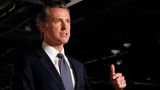 Sein Name ist bereits für die Wahlen 2028 im Gespräch, warum also nicht vier Jahre früher: Kaliforniens Gouverneur Gavin Newsom hat sich in den letzten Jahren mehrfach profiliert und ein breites Netzwerk an Unterstützern und Spendern aufgebaut. Bei den Midterms 2022 verteidigte er seinen Gouverneursposten souverän. Erst vergangenes Jahr verschaffte er sich mit einer Primetime-Debatte gegen Floridas Gouverneur Ron DeSantis landesweit Aufmerksamkeit.   Zu Biden pflegt Newsom eine herzliche Beziehung. "Ich würde Präsident Biden niemals den Rücken kehren", verteidigte er ihn nach der Debatte. 