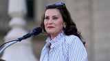 Gretchen Whitmer, Gouverneurin von Michigan, gilt als aufstrebender Stern innerhalb der demokratischen Partei. Während der Pandemie machte sie sich einen Namen, indem sie dem damaligen Präsidenten Donald Trump häufig Paroli bot. Sie war eine der großen Gewinnerinnen der Midterms und holte den Posten im wichtigen Swing-State mit zweistelligem Vorsprung. Als Gouverneurin setzt sich Whitmer für schärfere Waffengesetze, den Schutz des Abtreibungsrechts und LGBTQ+-Bürgerinnen und Bürger ein.   Wie auch Harris verkörpert Whitmer die Symbolik der möglicherweise ersten Frau im Weißen Haus. Und die 52-Jährige schließt eine künftige Präsidentschaftskandidatur nicht aus. Ihr neues Buch "True Gretch" erscheint drei Wochen vor dem Demokraten-Parteitag Mitte August. Zufall?      