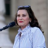 Gretchen Whitmer, Gouverneurin von Michigan, gilt als aufstrebender Stern innerhalb der demokratischen Partei. Während der Pandemie machte sie sich einen Namen, indem sie dem damaligen Präsidenten Donald Trump häufig Paroli bot. Sie war eine der großen Gewinnerinnen der Midterms und holte den Posten im wichtigen Swing-State mit zweistelligem Vorsprung. Als Gouverneurin setzt sich Whitmer für schärfere Waffengesetze, den Schutz des Abtreibungsrechts und LGBTQ+-Bürgerinnen und Bürger ein.   Wie auch Harris verkörpert Whitmer die Symbolik der möglicherweise ersten Frau im Weißen Haus. Und die 52-Jährige schließt eine künftige Präsidentschaftskandidatur nicht aus. Ihr neues Buch "True Gretch" erscheint drei Wochen vor dem Demokraten-Parteitag Mitte August. Zufall?      