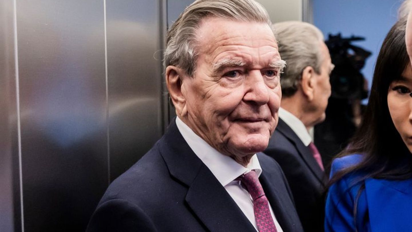 Landtag: Untersuchungsausschuss lädt Ex-Kanzler Schröder als Zeugen