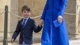 Prinz Louis an der Hand seiner Mutter Catherine