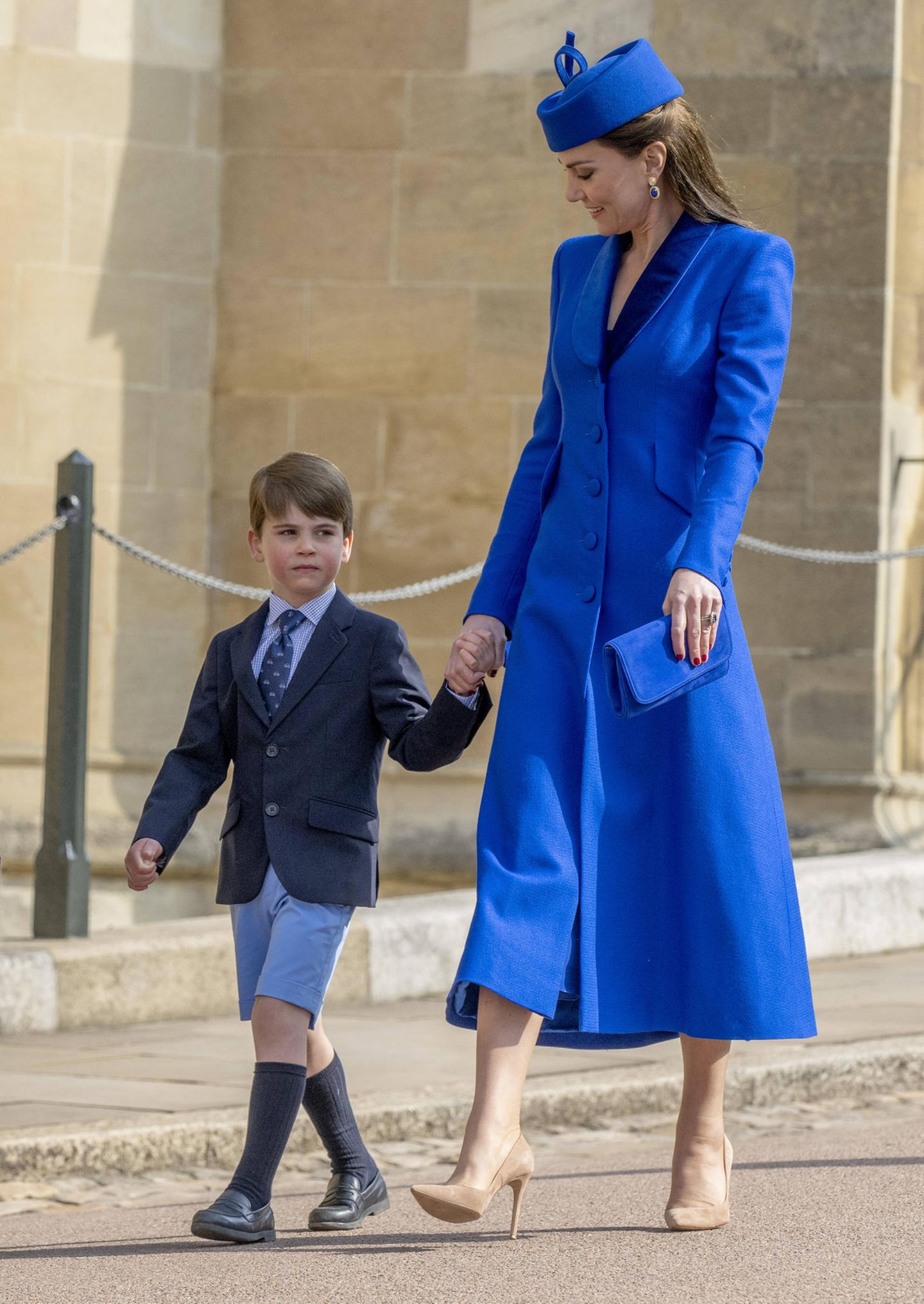 Prinz Louis an der Hand seiner Mutter Catherine