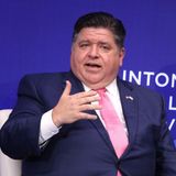 Ihm werden seit geraumer Zeit Ambitionen auf das Präsidentenamt unterstellt: JB Pritzker, Gouverneur von Illinois. Der milliardenschwere Geschäftsmann hat in den letzten Jahren sein nationales Profil geschärft und tritt für eine gemäßigt liberale Agenda ein. So rief er 2023 eine NGO ins Leben, um landesweit für den Schutz des Abtreibungsrechts zu kämpfen. Und er legalisierte Marihuana für den Freizeitgebrauch.  Nach dem TV-Duell teilte Pritzker in den sozialen Medien kräftig gegen Trump aus. In einer Reihe von Posts beschimpfte er ihn als "34-fach verurteilten Verbrecher, der sich nur um sich selbst kümmert".