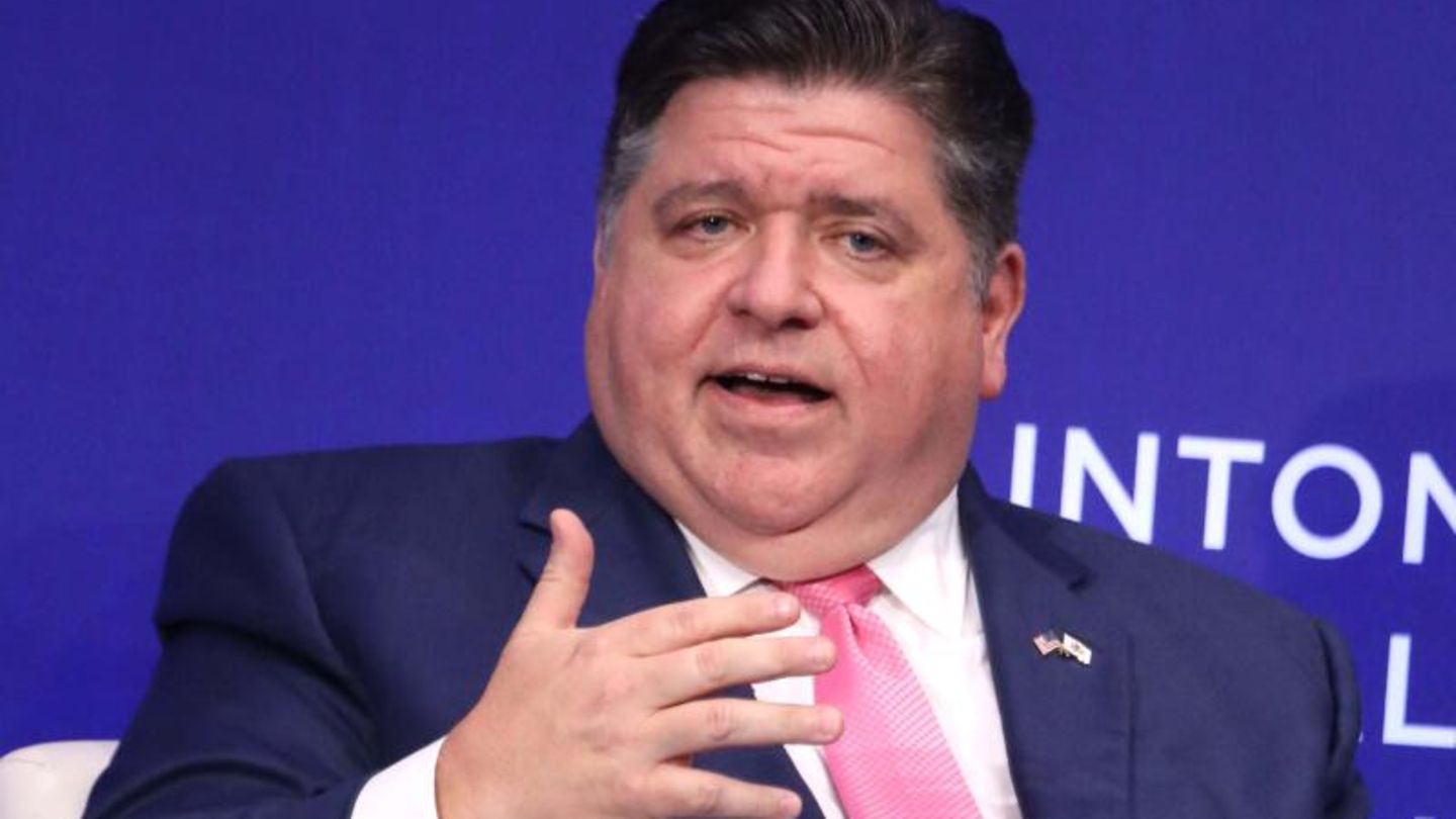 JB Pritzker Ihm werden seit geraumer Zeit Ambitionen auf das Präsidentenamt unterstellt: JB Pritzker, Gouverneur von Illinois. Der milliardenschwere Geschäftsmann hat in den letzten Jahren sein nationales Profil geschärft und tritt für eine gemäßigt liberale Agenda ein. So rief er 2023 eine NGO ins Leben, um landesweit für den Schutz des Abtreibungsrechts zu kämpfen. Und er legalisierte Marihuana für den Freizeitgebrauch. Nach dem TV-Duell teilte Pritzker in den sozialen Medien kräftig gegen Trump aus. In einer Reihe von Posts beschimpfte er ihn als "34-fach verurteilten Verbrecher, der sich nur um sich selbst kümmert".