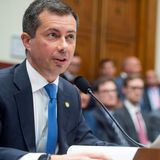 Seinen ersten Versuch der Präsidentschaftskandidatur hat Pete Buttigieg bereits hinter sich. Nach den Vorwahlen 2020 gab er erst nach vier Runden auf, um dann Joe Biden zu unterstützen. Zum Lohn berief der ihn ins Verkehrsministerium, wo er eine Reihe von Krisen bewältigen musste – darunter die Zugentgleisung in East Palestine, die Winterpanne der Southwest Airlines im vergangenen Jahr, den Einsturz der Baltimore Bridge und die aktuelle Boeing-Krise.  Genau wie Newsom reiste er im Midterm-Wahlkampf 2022 in mehrere Bundesstaaten, um dort die demokratischen Kandidaten zu unterstützen. Für viele Beobachter ein Indiz, dass Buttigieg mehr will...