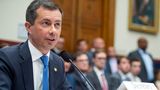 Seinen ersten Versuch der Präsidentschaftskandidatur hat Pete Buttigieg bereits hinter sich. Nach den Vorwahlen 2020 gab er erst nach vier Runden auf, um dann Joe Biden zu unterstützen. Zum Lohn berief der ihn ins Verkehrsministerium, wo er eine Reihe von Krisen bewältigen musste – darunter die Zugentgleisung in East Palestine, die Winterpanne der Southwest Airlines im vergangenen Jahr, den Einsturz der Baltimore Bridge und die aktuelle Boeing-Krise.  Genau wie Newsom reiste er im Midterm-Wahlkampf 2022 in mehrere Bundesstaaten, um dort die demokratischen Kandidaten zu unterstützen. Für viele Beobachter ein Indiz, dass Buttigieg mehr will...