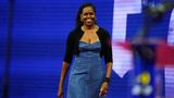 Zugegeben: Eine Kandidatur von Michelle Obama ist für viele Amerikaner eher Wunschdenken als ein wahrscheinliches Szenario. Dennoch fällt auf, dass sich die ehemalige First Lady im Gegensatz zu ihrem Mann Barack nicht gerade für Bidens Wiederwahl starkmacht. Während der Ex-Präsident von einer Spendenveranstaltung zur nächsten tourt und regelmäßig Lobeshymnen auf "seinen Freund Joe" in den sozialen Medien abfeuert, hält sich seine Frau zurück.  Nach Bidens schwachem TV-Auftritt trendet auf X der Hashtag #MichelleObama. Ein Nutzer schreibt: "Das war traurig. #TauschtJoeaus und wechselt #MichelleObama ein."
