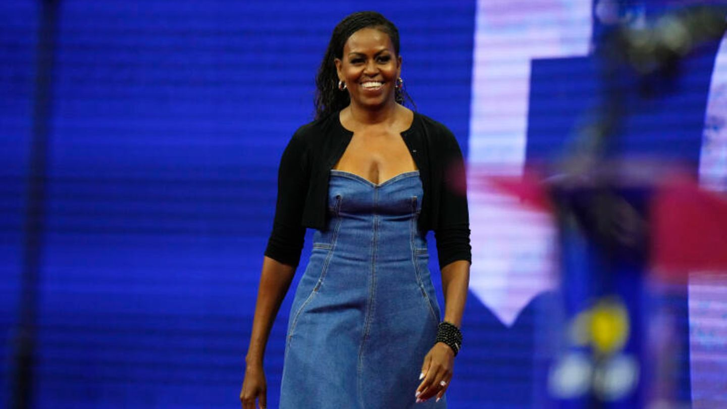 Michelle Obama Zugegeben: Eine Kandidatur von Michelle Obama ist für viele Amerikaner eher Wunschdenken als ein wahrscheinliches Szenario. Dennoch fällt auf, dass sich die ehemalige First Lady im Gegensatz zu ihrem Mann Barack nicht gerade für Bidens Wiederwahl starkmacht. Während der Ex-Präsident von einer Spendenveranstaltung zur nächsten tourt und regelmäßig Lobeshymnen auf "seinen Freund Joe" in den sozialen Medien abfeuert, hält sich seine Frau zurück. Nach Bidens schwachem TV-Auftritt trendet auf X der Hashtag #MichelleObama. Ein Nutzer schreibt: "Das war traurig. #TauschtJoeaus und wechselt #MichelleObama ein."