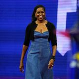Zugegeben: Eine Kandidatur von Michelle Obama ist für viele Amerikaner eher Wunschdenken als ein wahrscheinliches Szenario. Dennoch fällt auf, dass sich die ehemalige First Lady im Gegensatz zu ihrem Mann Barack nicht gerade für Bidens Wiederwahl starkmacht. Während der Ex-Präsident von einer Spendenveranstaltung zur nächsten tourt und regelmäßig Lobeshymnen auf "seinen Freund Joe" in den sozialen Medien abfeuert, hält sich seine Frau zurück.  Nach Bidens schwachem TV-Auftritt trendet auf X der Hashtag #MichelleObama. Ein Nutzer schreibt: "Das war traurig. #TauschtJoeaus und wechselt #MichelleObama ein."