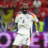 Antonio Rüdiger verzerrt das Gesicht vor Schmerzen