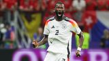 Antonio Rüdiger verzerrt das Gesicht vor Schmerzen