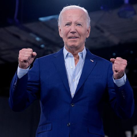 US-Präsident Joe Biden betritt die Bühne in Raleigh, USA, für einen Wahlkampfauftritt