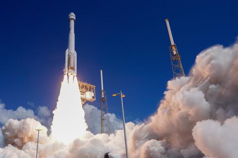 Die "Starliner"-Kapsel von Boeing an Bord einer Atlas-V-Rakete hebt zu einem Flug zur Internationalen Raumstation ab. Die Nasa musste den Rückflug jedoch immer wieder verschieben