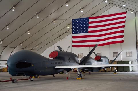 Eine US-Drohne vom Typ RQ-4 Global Hawk in ihrem Hangar in Abu Dhabi