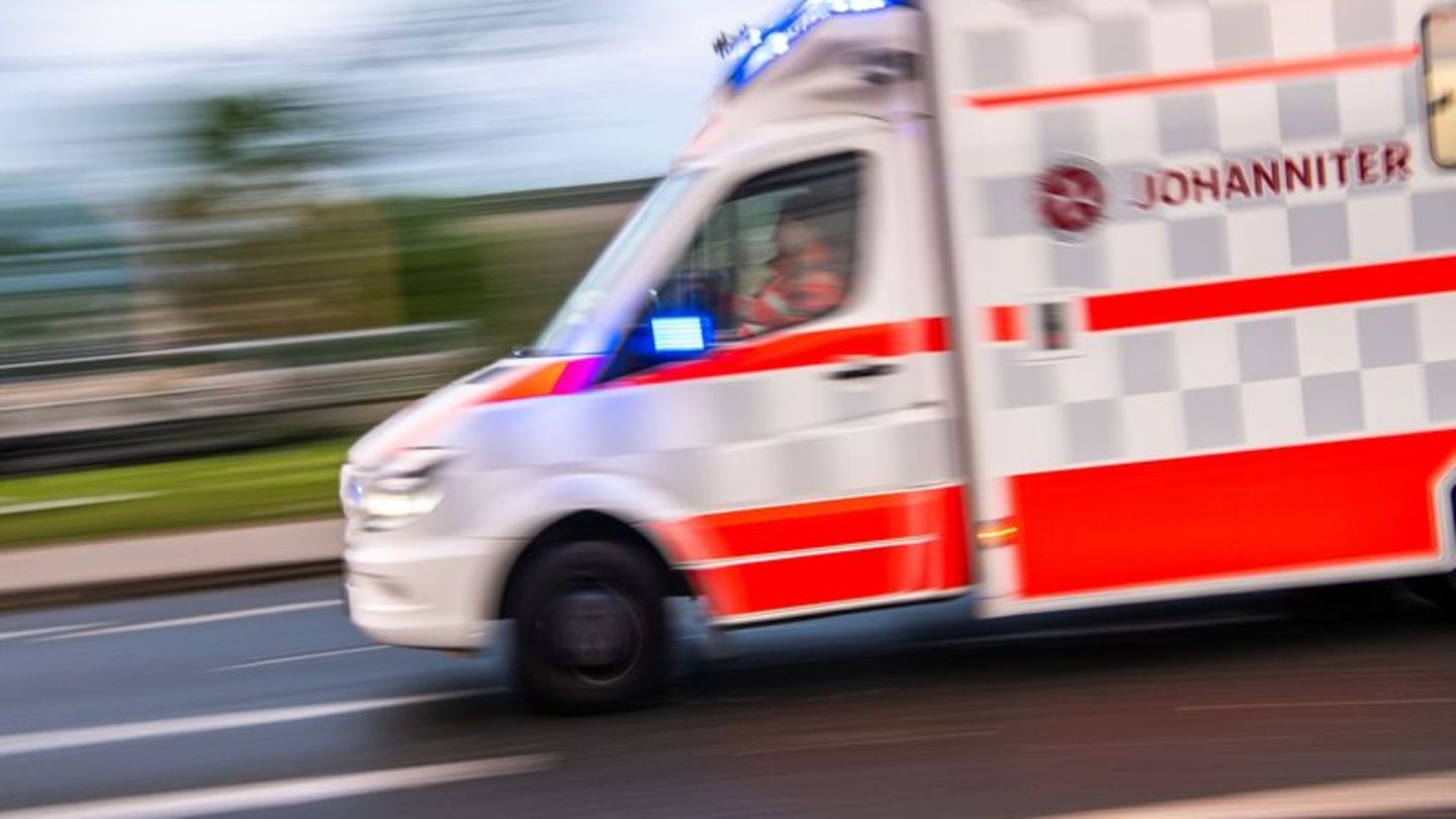 Verkehr: Drei Verletzte nach Unfall mit Krankentransporter