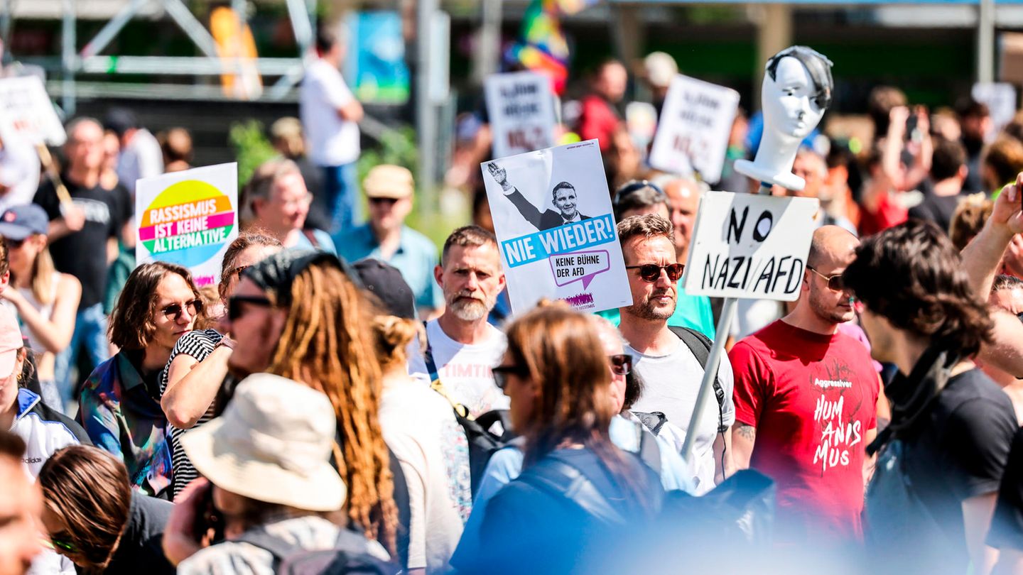 Wie schon im Frühjahr bei den Demonstrationen gegen Rechtsextremismus sind tausende Demonstranten zur Protest  kundgebung gekommen.