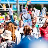 Wie schon im Frühjahr bei den Demonstrationen gegen Rechtsextremismus sind tausende Demonstranten zur Protest  kundgebung gekommen.