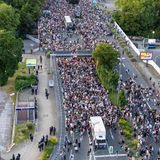 50.000 Menschen nehmen an der Großdemonstration teil. Die Demonstration zieht Richtung Grugahalle, wo die Veranstaltung stattfindet