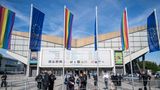 Vor der Halle wehen Regenbogen- und EU-Fahnen. Die Stadt Essen hatte die Flaggen gehisst, wollte sogar noch kurzfristig verhindern, dass der Parteitag in Essen stattfinden darf. Ein Verwaltungsgericht urteilte aber zugunsten der Partei.