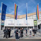 Vor der Halle wehen Regenbogen- und EU-Fahnen. Die Stadt Essen hatte die Flaggen gehisst, wollte sogar noch kurzfristig verhindern, dass der Parteitag in Essen stattfinden darf. Ein Verwaltungsgericht urteilte aber zugunsten der Partei.