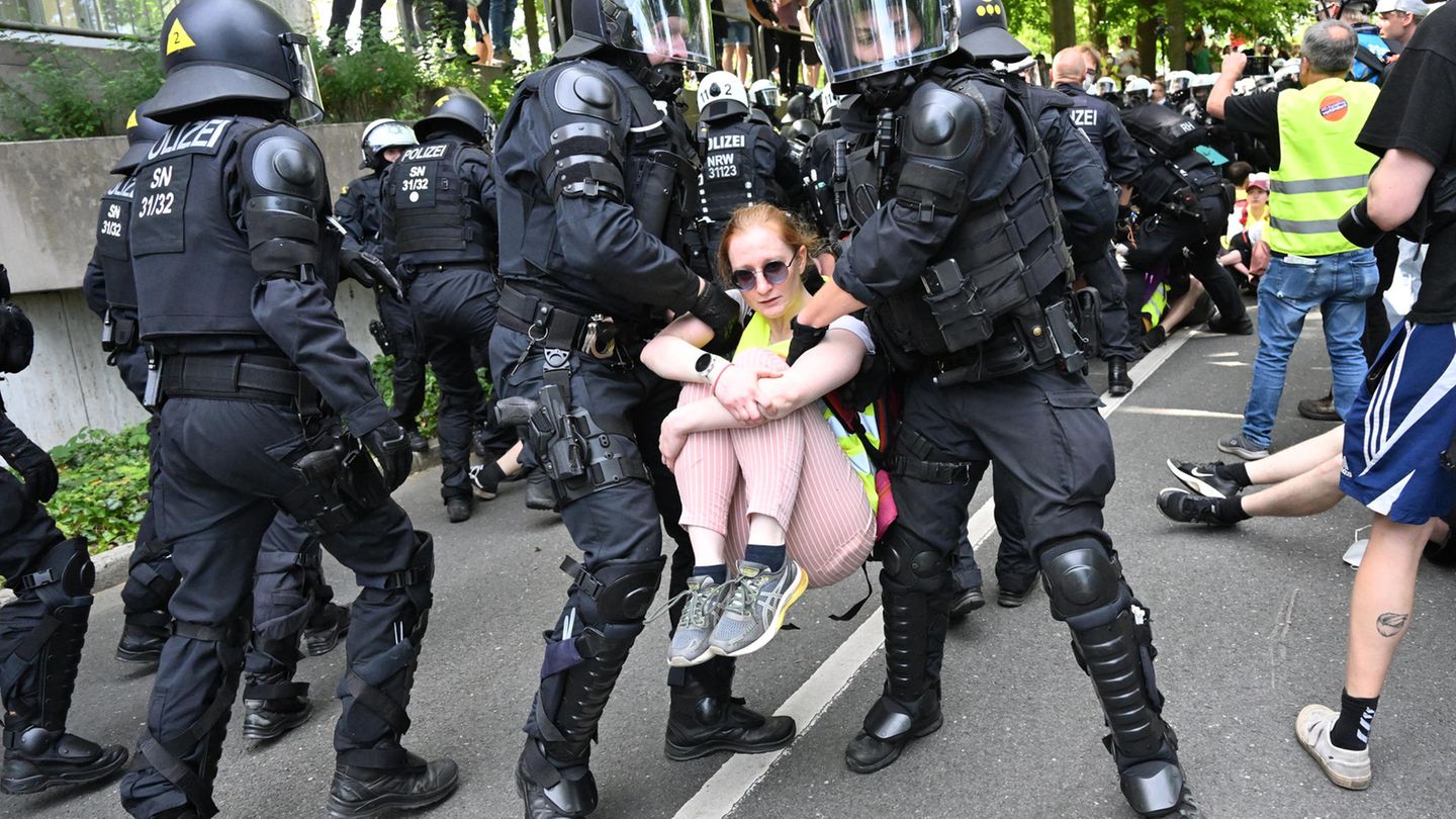 Unweit der Grugahalle muss die Polizei eine Straßenblockade auflösen. Immer wieder kommt es auch zu Auseinandersetzungen mit Demonstranten, es gibt Verletzte auf beiden Seiten und Festnahmen.