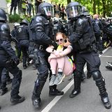 Unweit der Grugahalle muss die Polizei eine Straßenblockade auflösen. Immer wieder kommt es auch zu Auseinandersetzungen mit Demonstranten, es gibt Verletzte auf beiden Seiten und Festnahmen.