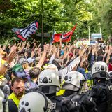 Bereits vor Beginn des AfD-Parteitags kam es zu großen Protestaktionen. Demonstranten versperrten dabei die Zufahrtswege zur Grugahalle. Die Veranstaltung konnte erst mit Verspätung starten. 