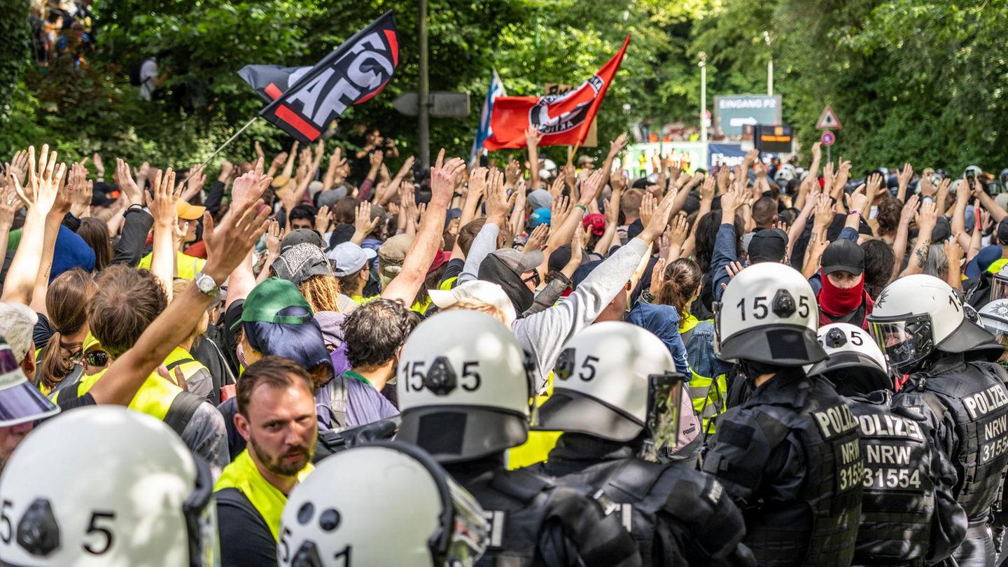 Bereits vor Beginn des AfD-Parteitags kam es zu großen Protestaktionen. Demonstranten versperrten dabei die Zufahrtswege zur Grugahalle. Die Veranstaltung konnte erst mit Verspätung starten. 