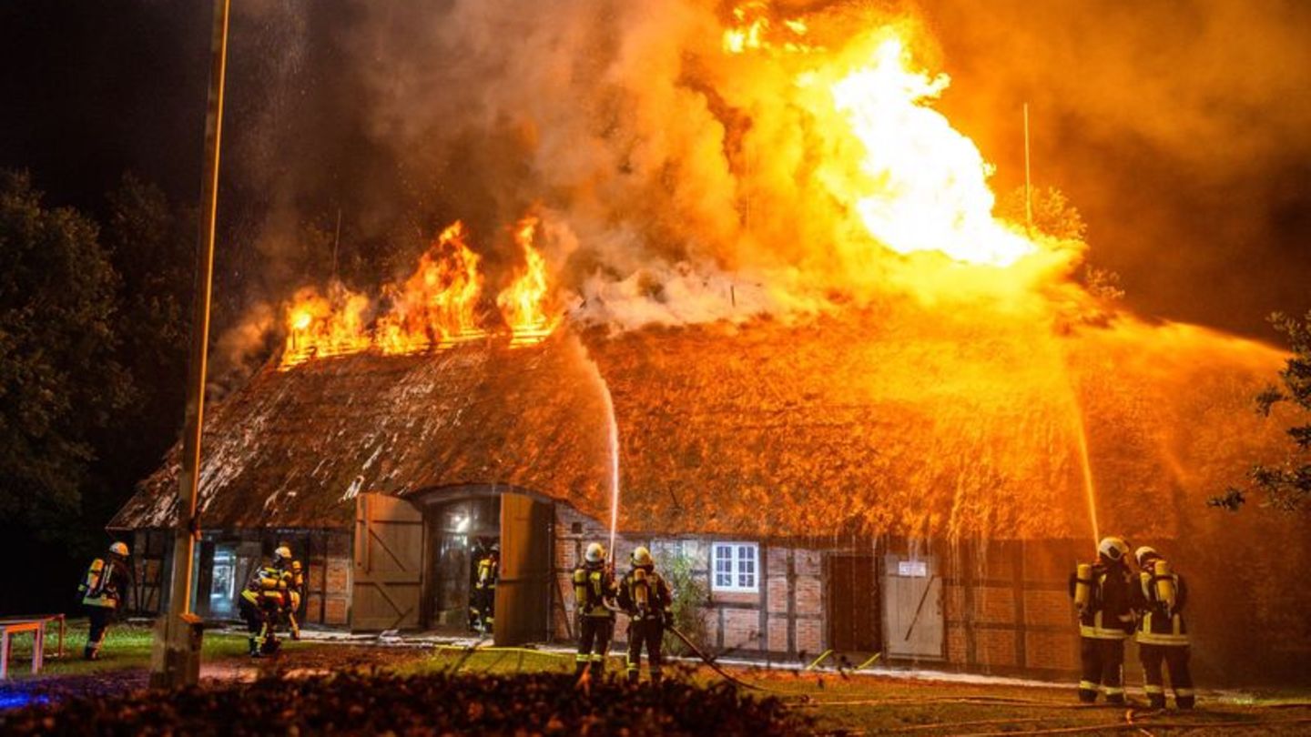 Brände: Brand zerstört reetgedeckte Museumsgebäude in Unewatt