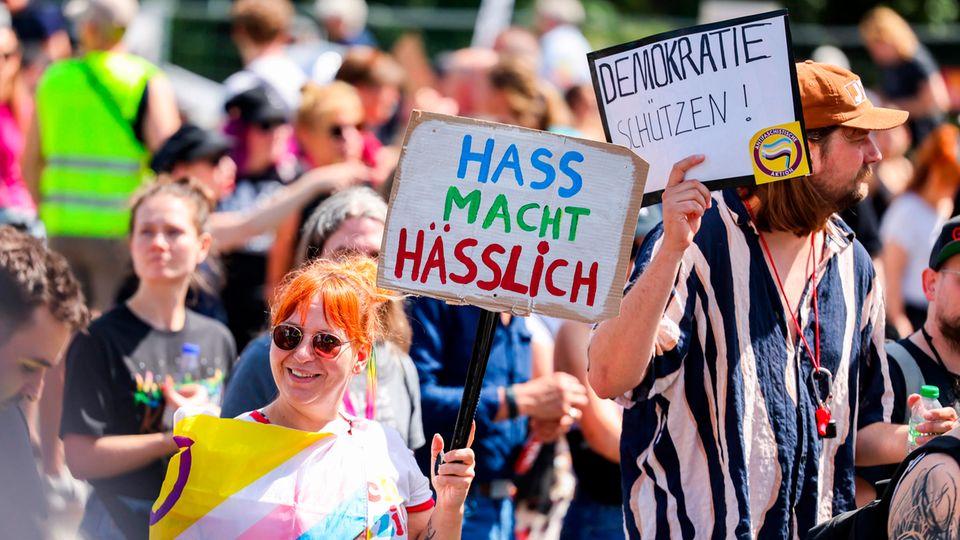 Protest Die Proteste vor der Essener Grugahalle verliefen zum größten Teil friedlich. Doch es kam auch zu linksextremistischen Ausschreitungen.