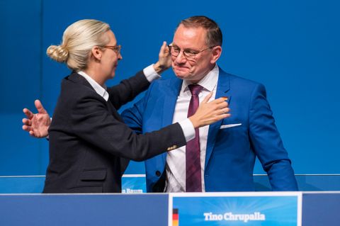 Doppelspitzenfreude: Die AfD-Vorsitzenden Alice Weidel und Tino Chrupalla herzen sich auf der Bühne der Essener Grugahalle. 