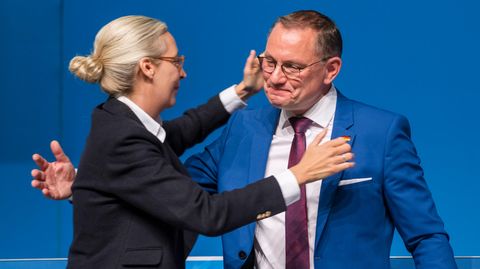Doppelspitzenfreude: Die AfD-Vorsitzenden Alice Weidel und Tino Chrupalla herzen sich auf der Bühne der Essener Grugahalle. 