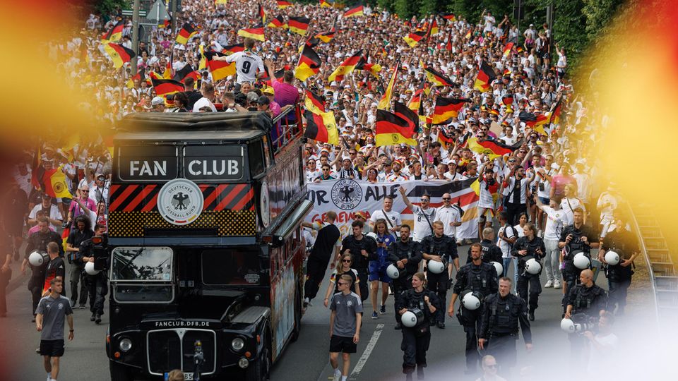 Fan march Dortmund.jpg Fan march Dortmund.jpg