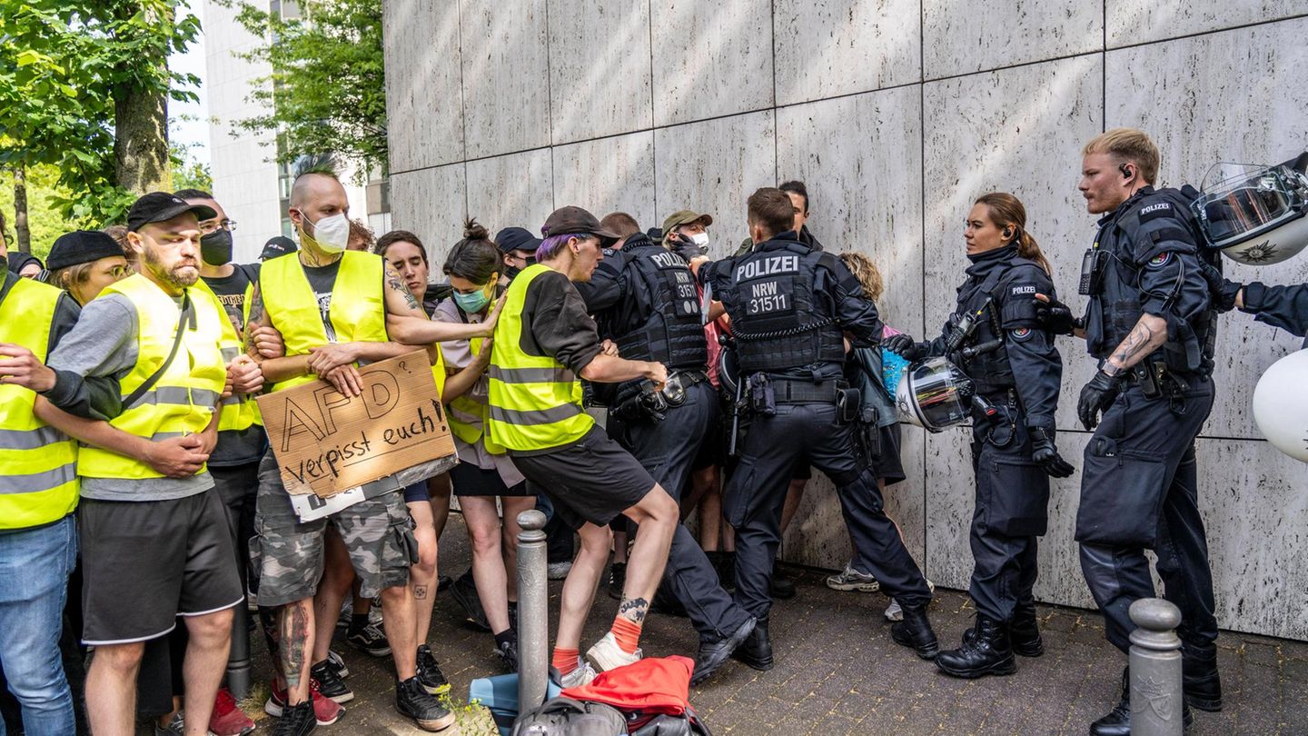 Proteste in Essen: AfD-Delegierter beißt einem Demonstranten ins Bein