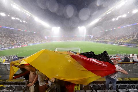 Ein Gewitter sorgte beim Achtelfinale der EM 2024 in Dortmund zwischen Deutschland und Dänemark für eine Unterbrechung
