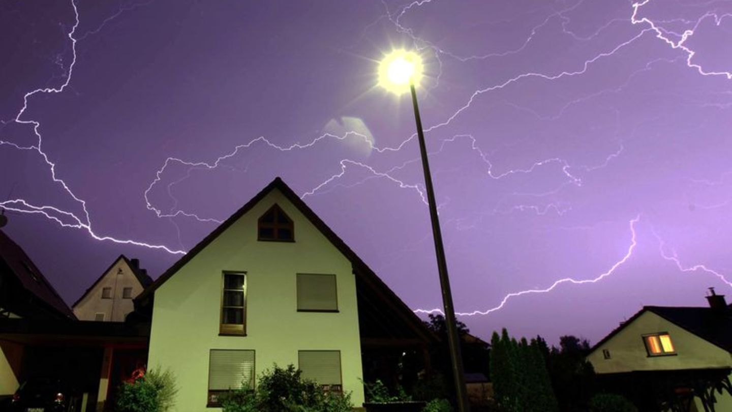 Unwetter: DWD: Sehr hohe Blitzaktivität während Gewitters
