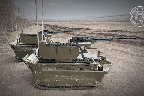 Der russische Courir ist eine komplexe Bodendrohne (UGV),  hier mit ferngesteuerter Waffenstation.