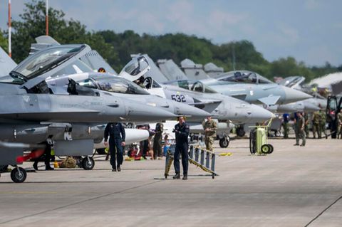 Kampfflugzeuge stehen vor einem Hangar auf der Air Base Ramstein