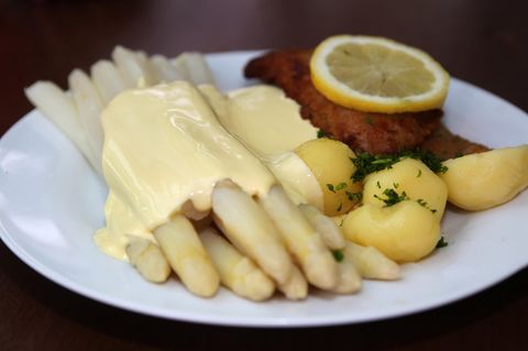 Spargel mit Kartoffeln, also die Sättigungsbeilage, und Schnitzel auf einem Teller