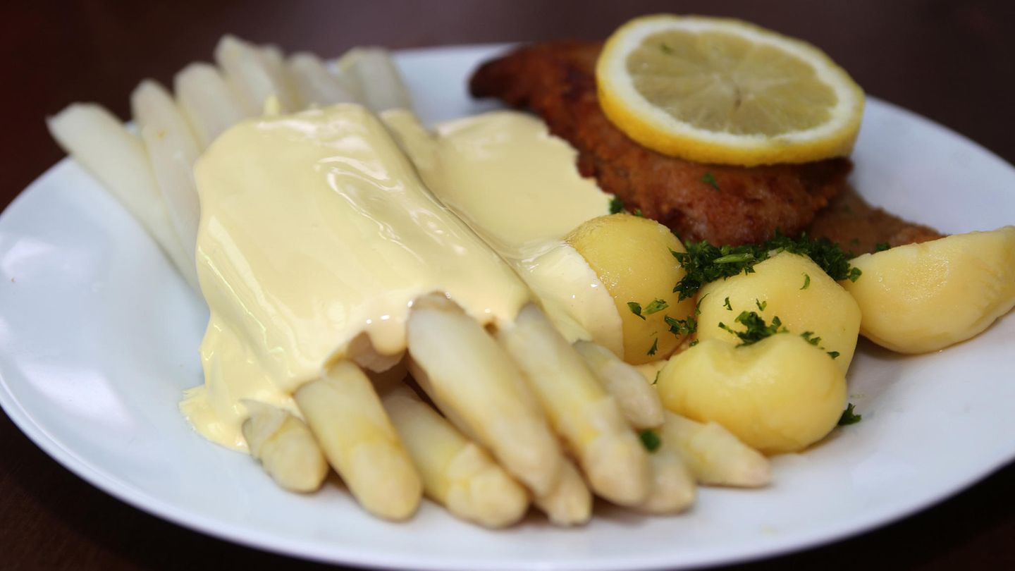 Spargel mit Kartoffeln, also die Sättigungsbeilage, und Schnitzel auf einem Teller