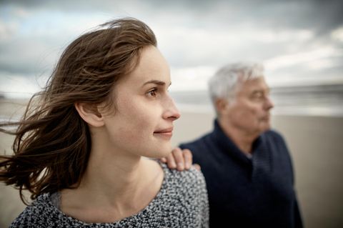 Eltern von Erwachsenen: Ein Vater und seine Tochter am Strand