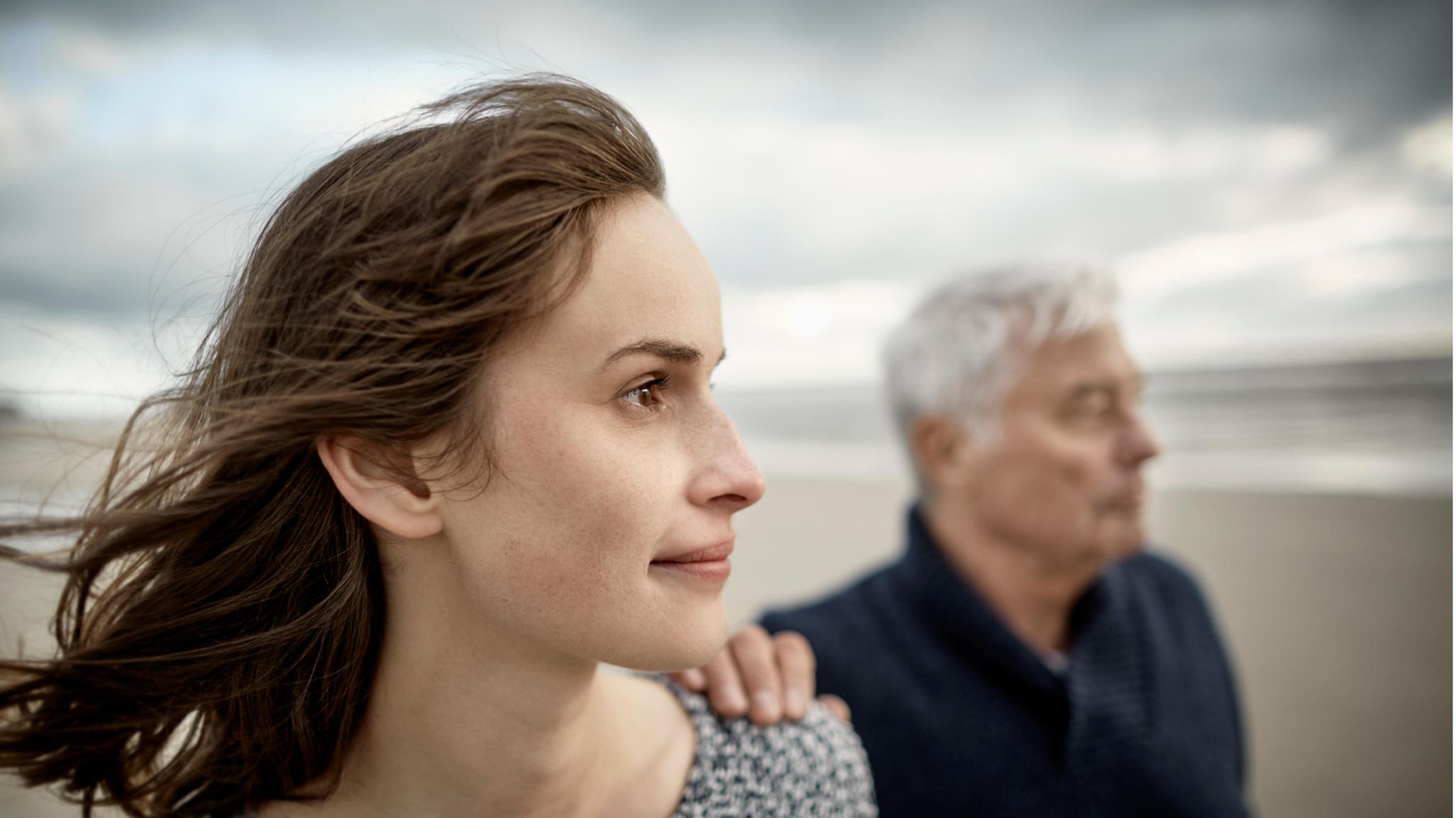 Eltern von Erwachsenen: Ein Vater und seine Tochter am Strand