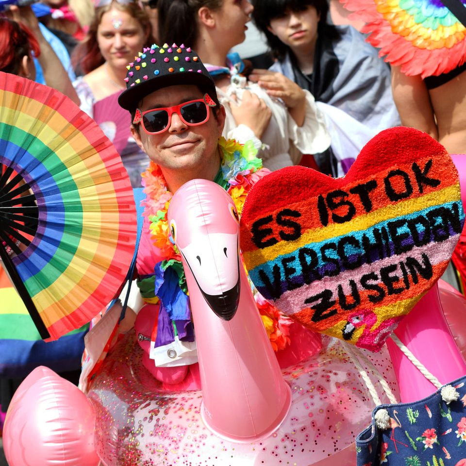 Hanau, Deutschland. Christopher Street Day in der hessischen Großstadt: Wichtigste Botschaft der LGBT-Parade ist in diesem Jahr, dass die queere Community ein offener und zugleich sicherer Ort sein soll, an dem sich alle Menschen aufgehoben fühlen. Dazu gehört nach Ansicht der Veranstalter auch, gegen Queerfeindlichkeit einzustehen und Rassismus, Diskriminierung sowie Ausgrenzung innerhalb und außerhalb der Community entschieden entgegenzutreten